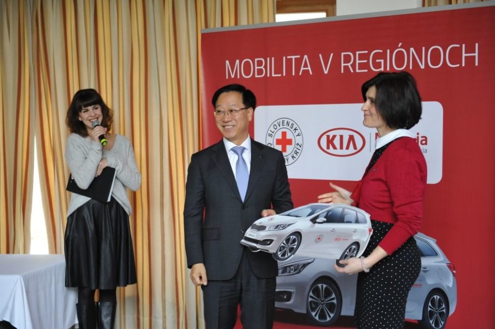 Pani Rosiarová, generálna sektrtárka SČK a Dea-Sik Kim, CEO a prezident KMS, predseda správnej rady Nadácie Kia Motors Slovakia