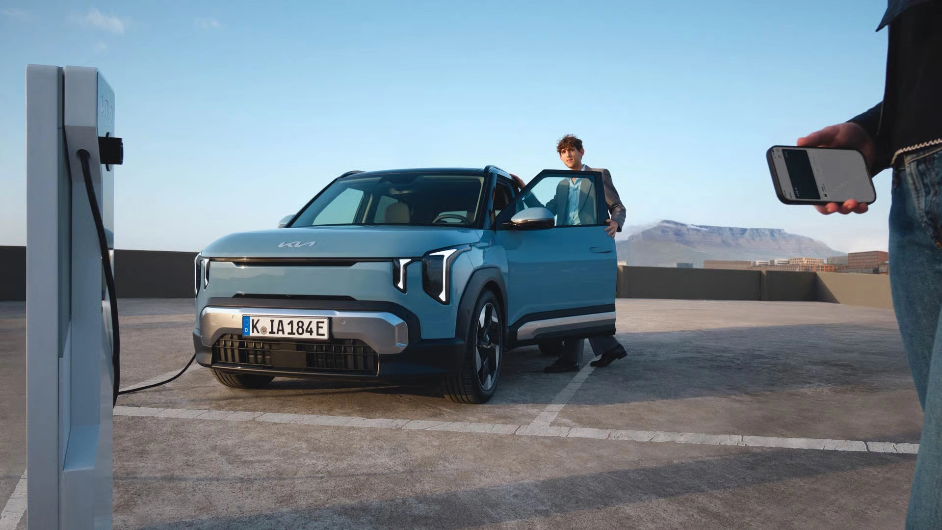 Kia EV2 pri verejnej nabíjacej stanici
